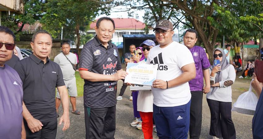 Gubernur Gorontalo Gusnar Ismail saat menyerahkan bonus kepada atlet sepak takraw Pekan Olahraga Nasional XXI tahun 2024, Ahad (18/5). (Foto : Valen /pemprov)
