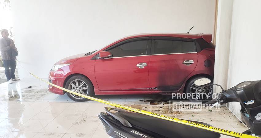 Rumah pribadi Rumah Senior Manager GM Diteror di Jalan Durian II, Kelurahan Tamulabutao, Kecamatan Dungingi, Kota Gorontalo.Senin (12/5). (Foto: Natha/Gorontalo Post)