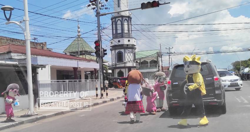 Para badut mulai dari orang dewasa hingga badut anak-anak usia dini tampak beroperasi di simpang empat Traffic Light (lampu merah,red) jalan Jhon Aryo Katili kompleks Kantor DPRD Kota Gorontalo. (F. Roy/ Gorontalo Post)