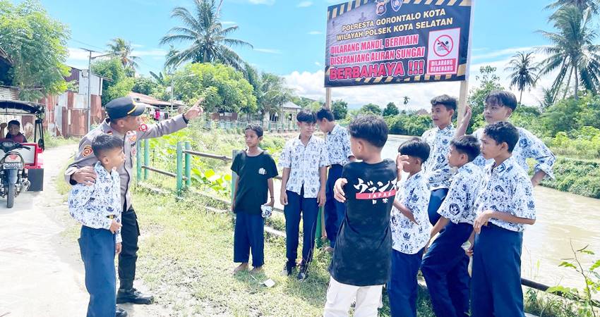 Pemasangan baliho larangan untuk masyarakat, khususnya anak-anak untuk tidak bermain maupun mandi di pinggir sungai.