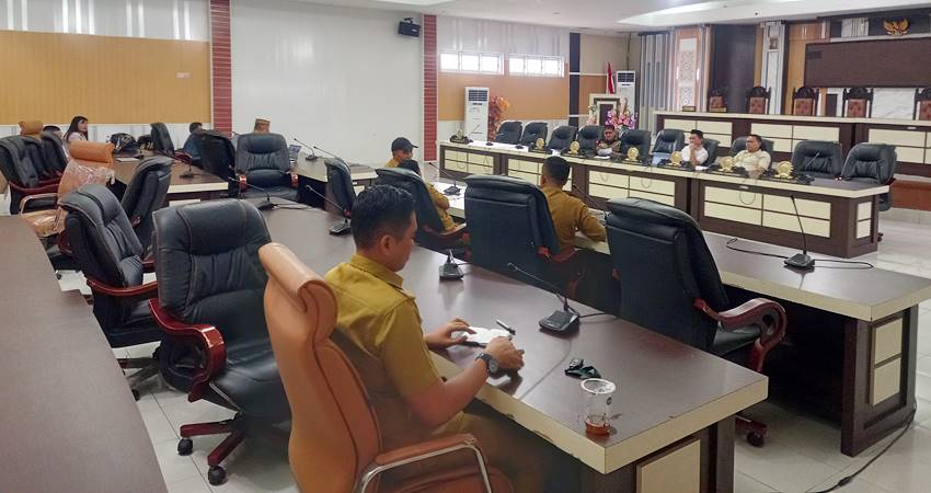 Rapat evaluasi Ranperda luncuran oleh BAPEMPERDA DPRD Gorut bersama pihak terkait. (Foto : Alosius M. Budiman)