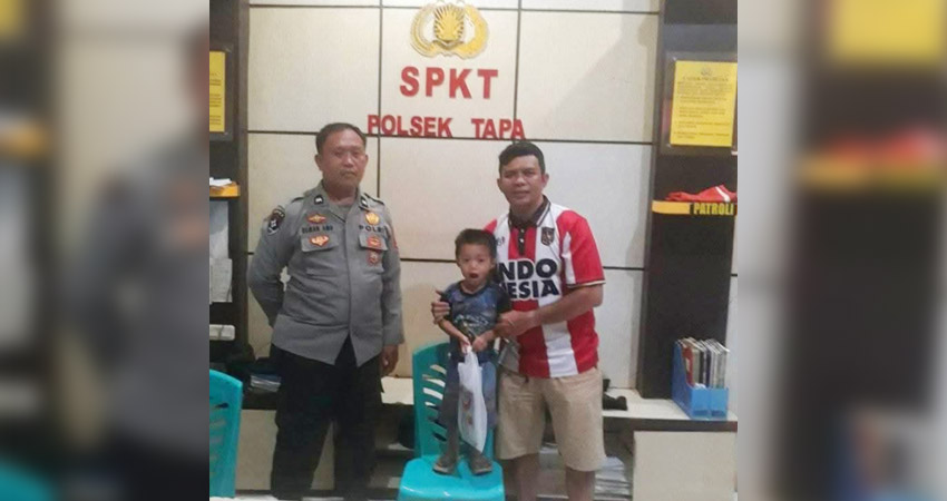 Kapolsek Bandara AKP Ismet Ishak saat menyerahkan bocah hilang ke Polsek Tapa.