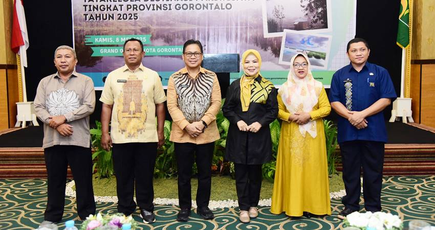 Wakil Gubernur Gorontalo Idah Syahidah Rusli Habibie didampingi Kadis Pariwisata Provinsi Aryanto Husain dan para narasumber, pada kegiatan Workshop Penguatan Desa Wisata dan Jejaring Tata Kelola Destinasi Pariwisata tingkat Provinsi Gorontalo, Kamis (8/5), di Ballroom Hotel Grand Q. (Foto – Nova / Diskominfotik).