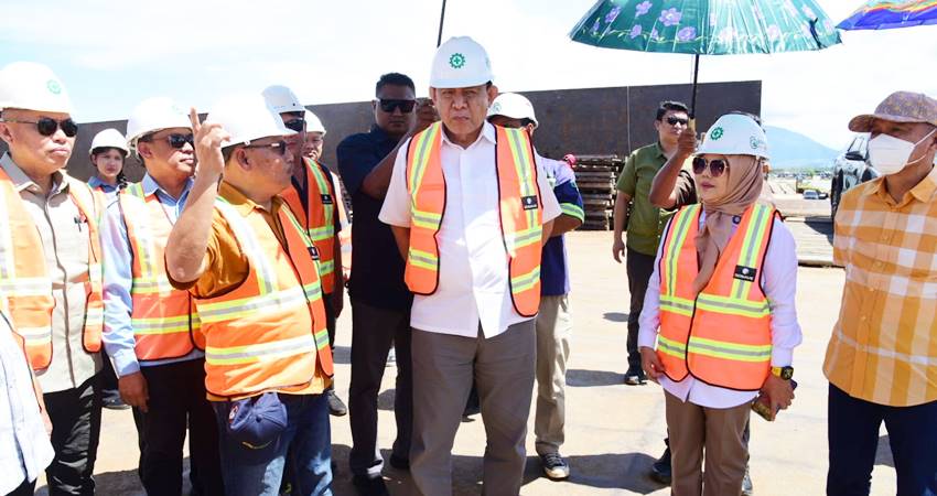 Gubernur Gorontalo Gusnar Ismail dan Wakil Gubernur Idah Syahidah Rusli Habibie serta perwakilan PT. Biomasa Jaya Abadi di Pelabuhan Lalape, Kecamatan Popayato Timur. (Foto – Isam/ Diskominfotik)