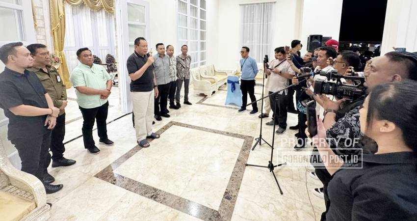 Gubernur Gorontalo Gusnar Ismail saat memberikan keterangan pers terkait hasil pertemuan Fokopimda Provinsi Gorontalo yang membahas persoalan tambang, Jumat (17/5). (foto : jitro paputungan / gorontalo post)