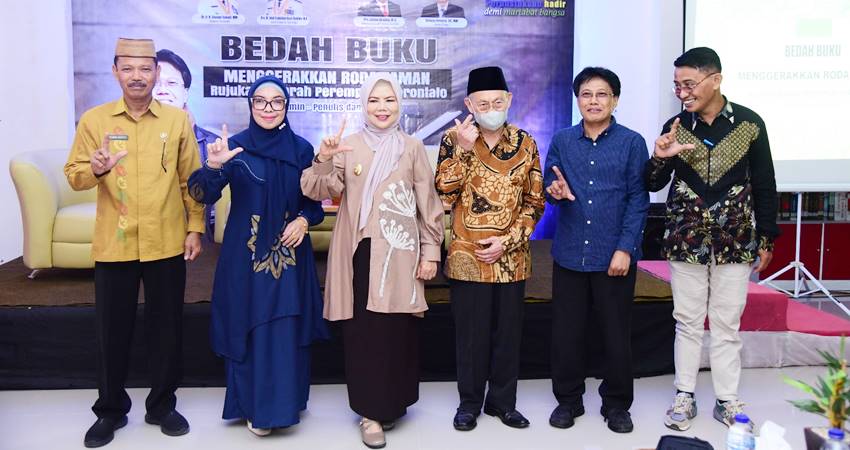 Wakil Gubernur Gorontalo Idah Syahidah Rusli Habibie bersama Kepala Dinas Arpus, Rektor UNBITA, Basri Amin selaku penulis buku dam Prof Nani Tuloli, pada saat kegiatan bedah buku Menggerakkan Roda Zaman: Rujukan Sejarah Perempuan Gorontalo, Kamis (22/5). (Foto – Nova / Diskominfotik)