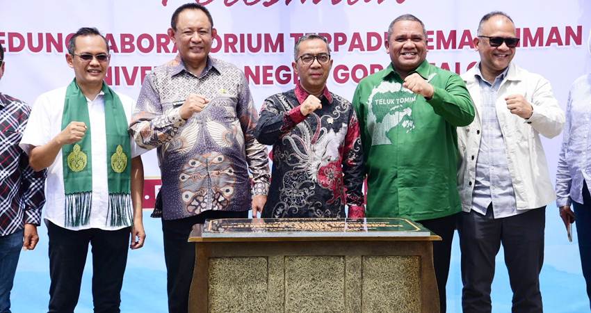 Peresmian Laboratorium Terpadu Teluk Tomini Universitas Negeri Gorontalo (UNG) oleh Menteri Pendidikan Tinggi Sains dan Teknologi (Mendikti Saintek), Brian Yuliarto, didampingi Gubernur Gorontalo Gusnar Ismail dan Rektor UNG Eduart Wolok, Sabtu (3/5/2025). (Foto : Mila / Kominfotik)