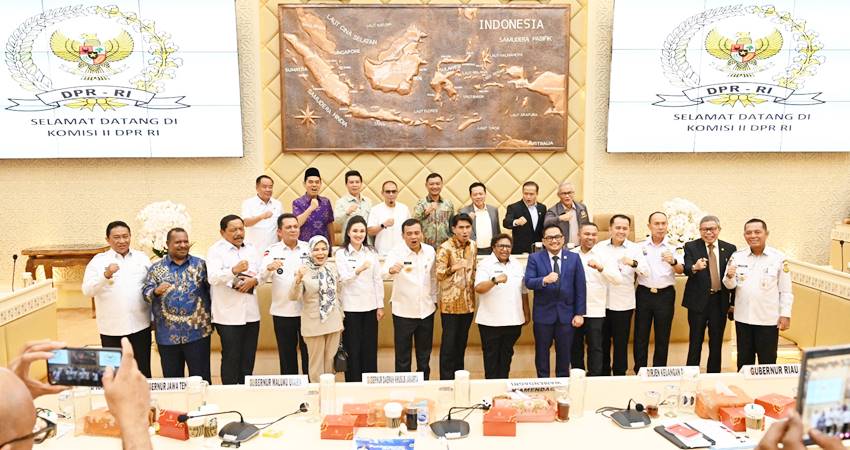 Wakil Gubernur Gorontalo Idah Syahidah Rusli Habibie dan 12 Gubernur lainnya atau yang mewakili yang diundang mengikuti Rapat Dengar Pendapat (RDP) bersama Komisi II DPR RI di Ruang Rapat Komisi II, di Jakarta, Rabu, (30/4). (Foto – Zakir /BPG Jakarta)