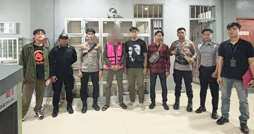  Ketua BUMDes HB mengenakan rompi tahanan kejaksaan usai ditahan Kejari Pohuwato baru-baru ini. (Foto: Humas Kejari Pohuwato)