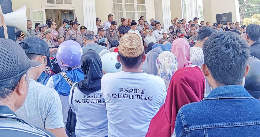 Massa buruh menyampaikan aspirasi di hadapan Gubernur Gorontalo, Gusnar Ismail Kamis (1/5), saat menggelar aksi dalam rangka Hari Buruh Internasional di Gorontalo. (Foto : Saraswati / Mg/ Gorontalo Post)