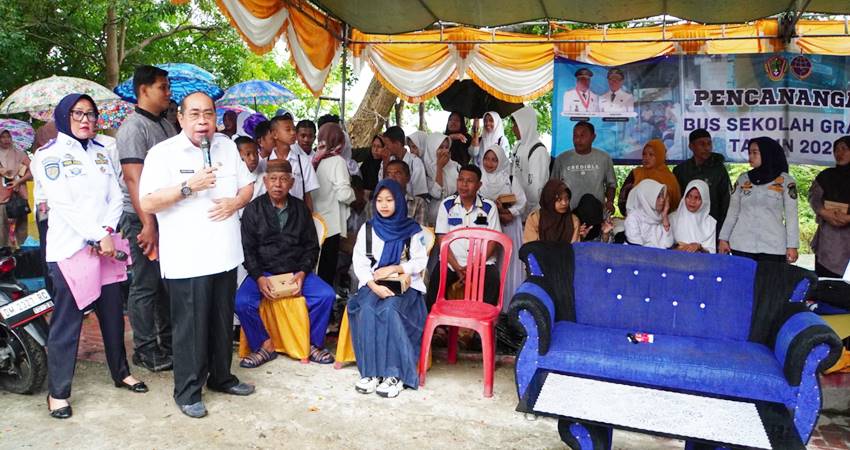Wali Kota Gorontalo, Adhan Dambea ketika memberikan sambutan pada pencanangan bus sekolah gratis bagi siswa, Rabu (21/5/2025) di Kelurahan Tanjung Kramat, Kecamatan Hulonthalangi. (Foto: Prokopim)