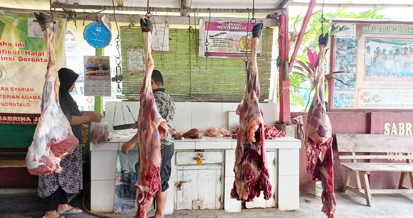 Daging sapi yang akan dijual pedagang di pasar tradisional.