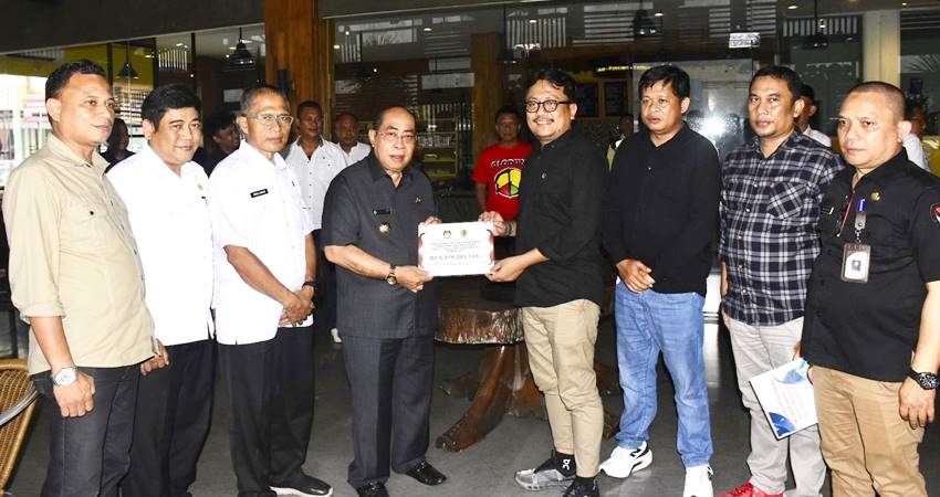 Penyerahan secara simbolis pengembalian dana hibah Pilkada yang diserahkan Ketua KPU Kota Gorontalo, Mario Nurkamiden ke Wali Kota Gorontalo, Adhan Dambea, Rabu (30/4/2025). (Foto: Prokopim)
