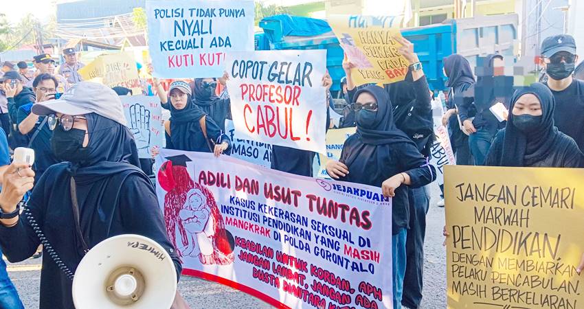 Aksi damai dari Jejaring Aktivis Perempuan dan Anak (Jejak Puan) untuk menuntut keadilan bagi korban kekerasan seksual di depan Mapolda Gorontalo, Jumat (2/5). (Foto : Saraswati Usman/Mg/ Gorontalo Post)