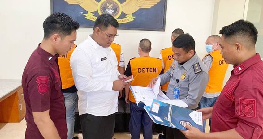 KELUAR DARI RI - Lima WNA China (rompi oranye) dideportasi oleh Kantor Imigrasi Gorontalo, lantaran melakukan pelanggaran keimigrasian saat berada di wilayah Kabupaten Pohuwato. (foto : istimewa)