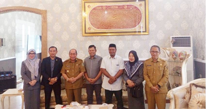 Foto bersama Komisi IV Deprov Gorontalo dengan Wali Kota Gorontalo, Adhan Dambea dan Sekretaris Daerah (Sekda) Kota Gorontalo, Ismail Majid.