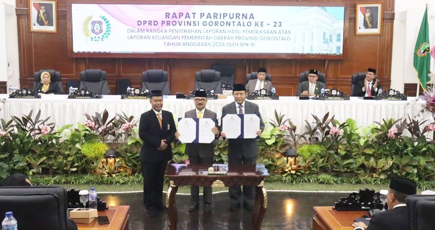 Penyerahan laporan hasil pemeriksaan BPK atas laporan keuangan pemprov Gorontalo 2024 dalam rapat paripurna Deprov, kemarin (21/5).