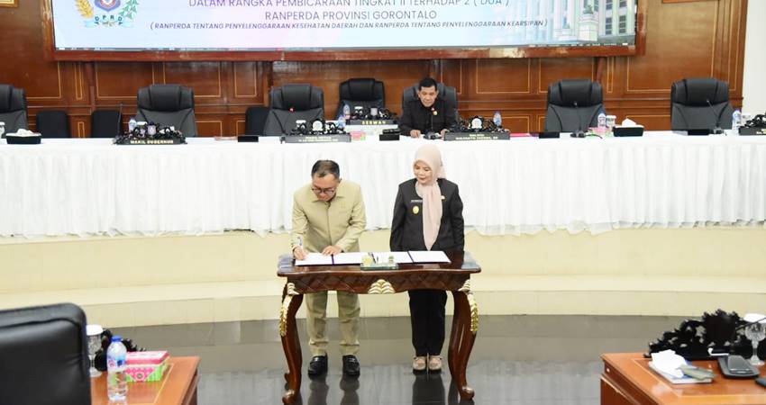 Wakil ketua Deprov Gorontalo, La Ode Haimudin dan Wakil Gubernur Idah Syahidah saat menandatangani surat keputusan terkait pengesahan dua Ranperda dalam rapat paripurna, kemarin (26/5).