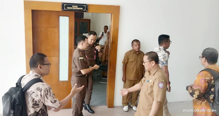 Tim dari Kejaksaan Tinggi (Kejati) usai mengumpulkan keterangan dari beberapa pejabat Sekretariat Deprov Gorontalo terkait pengadaan makan minum (Mami), di ruang BK, kemarin (5/5) . (Rahmat Malik-Gorontalo Post)