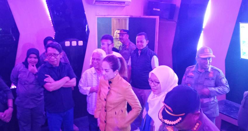 Komisi I Deprov Gorontalo bersama Satpol PP saat mendatangi sejumlah lokasi hiburan malam di Bone Bolango, Senin (13/5).