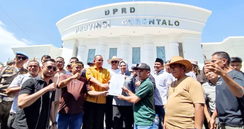 Massa aksi dari masyarakat penambang memadati kantor DPRD Provinsi Gorontalo, mereka menyampaikan sejumlah tuntutan, termasuk penyelesaian persolaan warga penambang dengan PT Gorontalo Minerals, Rabu (14/5). (foto : natha / gorontalo post)