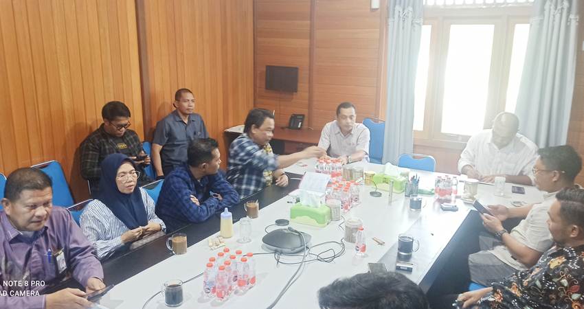 para aleg berdiskusi dengan pihak satker waduk saat reses kemarin. (Foto Caisar/GP)