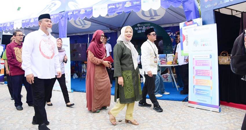 Wakil Gubernur Gorontalo Idah Syahidah Rusli Habibie didampingi Kepala Perwakilan BI Gorontalo dan stakeholder lainnya, saat membuka kegiatan Pekan ekonomi dan keuangan syariah (Eksyar) dengan transformasi ekonomi dan keuangan digital (EKD) dalam Festival Pesona Tameto di Limboto, Jumat, (23/5). (Foto – Nova/Diskominfotik)
