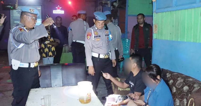 Razia personel Polri di tempat hiburan malam yang ada di Kota Gorontalo, dalam rangka penegakan dan penertiban disiplin (Gaktibplin), Minggu (11/05).
