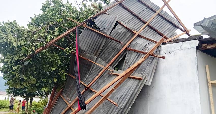 Kondisi rumah warga yang diterjang angin kencang di Pentadio Timur, Senin (5/5/2025). (F. Lius Kaaba/ Magang GP)