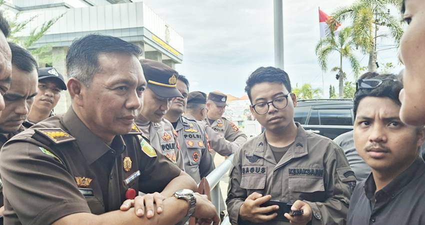 Perwakilan mahasiswa berdialog langsung dengan pihak Kejaksaan Tinggi Gorontalo saat aksi demonstrasi, Kamis (22/5). (Foto : Novita U. Hundolo/Mg/ Gorontalo Post)