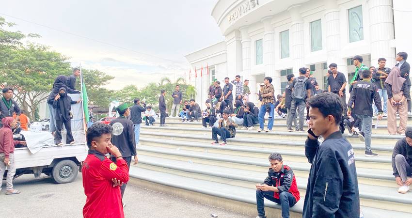 Aksi Mahasiswa HMI di depan kantor DPRD Provinsi Gorontalo, Senin (5/5/2025). (F. Diyanti/Gorontalo Post)
