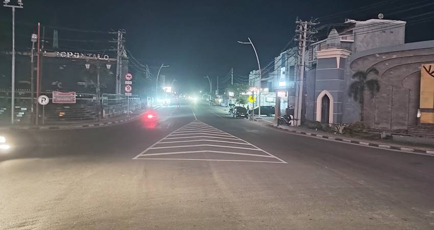 Rekayasa lalu lintas satu jalur di Jalan John A. Katili dan HB Yasin, Kota Gorontalo telah di uji coba selama enam hari dan saat ini dihentikan sementara. (F. Natha/ Gorontalo Post)