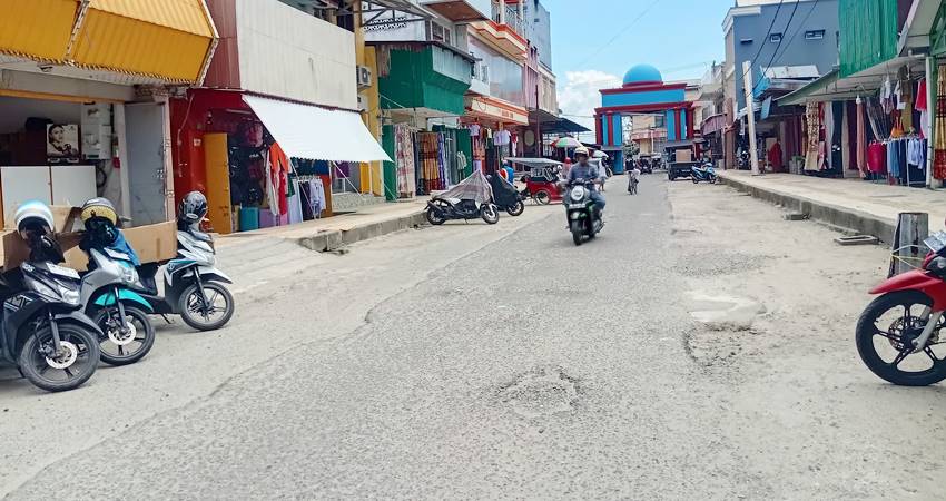 Kondisi jalan Jendral Suprapto rusak dan sangat memprihatinkan,sampai saat ini belum ada perbaikan, Senin (5/5/2025). (F. Lius Kaaba/ Magang GP)