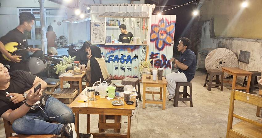 suasana booth Fasa coffi yang didominasi oleh pembeli ramaja