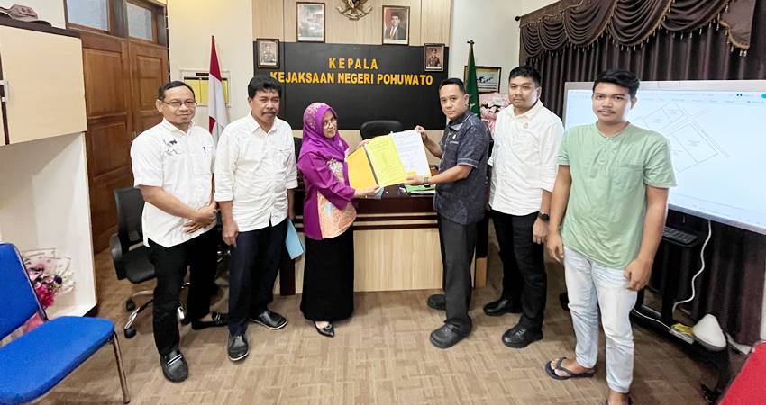 Penyerahan aset milik Pemkab Pohuwato berupa sertifikat tanah yang dikuasai oleh warga.