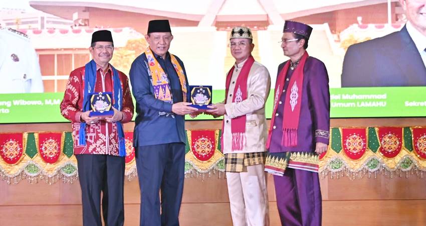 KOLABORASI - Gubernur Gusnar Ismail, bersama Sekda DKI Jakarta Marullah Matali (kiri), menerima cendera mata dari penyelenggara Halal Bi Halal warga Gorontalo rantau di Jakarta, Sabtu (24/5). (foto : dok / gorontaloprov.go.id)