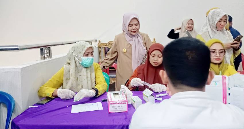 Wakil Gubernur Gorontalo Idah Syaidah saat menghadiri pemeriksaan HIV/AIDS gratis untuk mahasiswa Universitas Gorontalo, Kamis (22/5). (foto lius kaaba/mg/ gorontalo post)