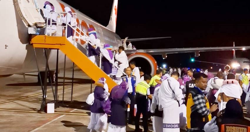 KE TANAH SUCI - Rombongan JCH musim haji 1446 Hijriah asal Kota Gorontalo saat menaiki pesawat carter dari Embarkasi Haji Antara Bandara Djalaludin Gorontalo, menuju EHP Ujungpandang untuk kemudian diberangkatkan ke Jeddah, Saudi Arabia, pekan lalu. (foto : dok / istimewa)