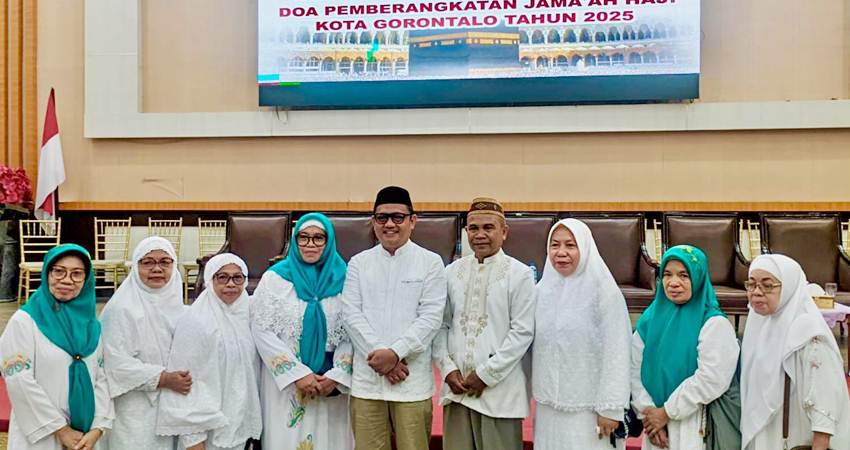 Ketua Dekot, Irwan Hunawa saat foto bersama calon jamaah haji Kota Gorontalo, Senin (12/5/2025) (F. Istimewa)