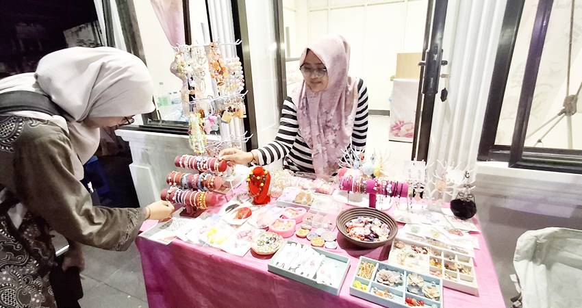 Usaha handmade di Gorontalo yang dirintis oleh wanita bernama Popy, yang berpusat di wilayah Lapangan Taruna Remaja, Kota Gorontalo.