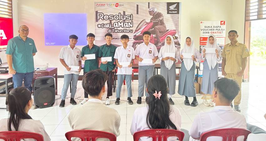 GENERASI PENERUS - PT DAW menunjukan komitmenya untuk memajukan pendidikan dengan menyalurkan beasiswa bagi sejumlah siswa dalam rangka Hari Pendidikan Nasional tahun 2025. (foto : dok / daw)