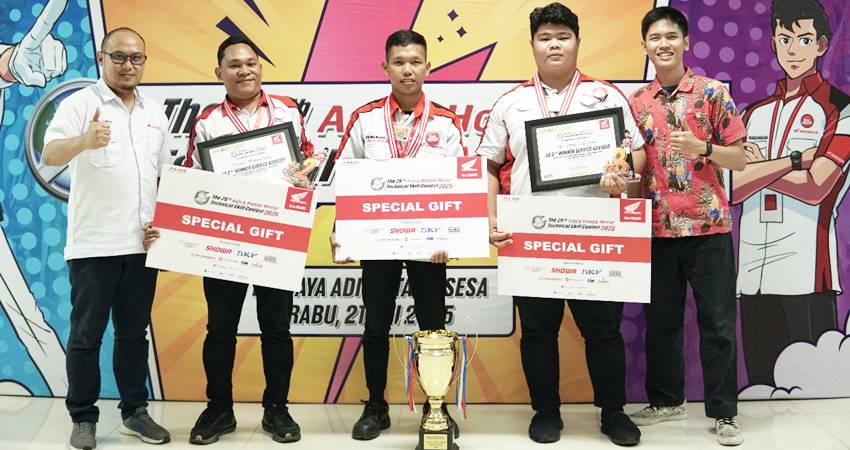 Para juara Honda Regional Technical Skill Contest yang digelar PT Daya Adicipta Wisesa di Manado, Rabu (21/5). (foto : dok /daw)