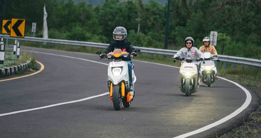 Tiga juara modifikasi motor Honda berhasil melahirkan karya perdana mereka pada Motor listrik Honda yakbi Honda CUC e:, dan Honda ICON e: (foto: dok/ahm)