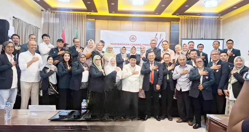 Walikota Gorontalo Adhan Dambea saat berpose dengan para dokter di momen Muscab IDI Kota Gorontalo yang digelar di Ballroom Manna Bakery & Café Minggu (18/5/2025).