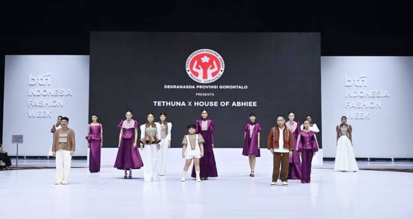 Koleksi sulaman Karawo dari Gorontalo memikat perhatian penonton IFW 2025 lewat desain modern bernuansa budaya lokal. (F.Istimewa)