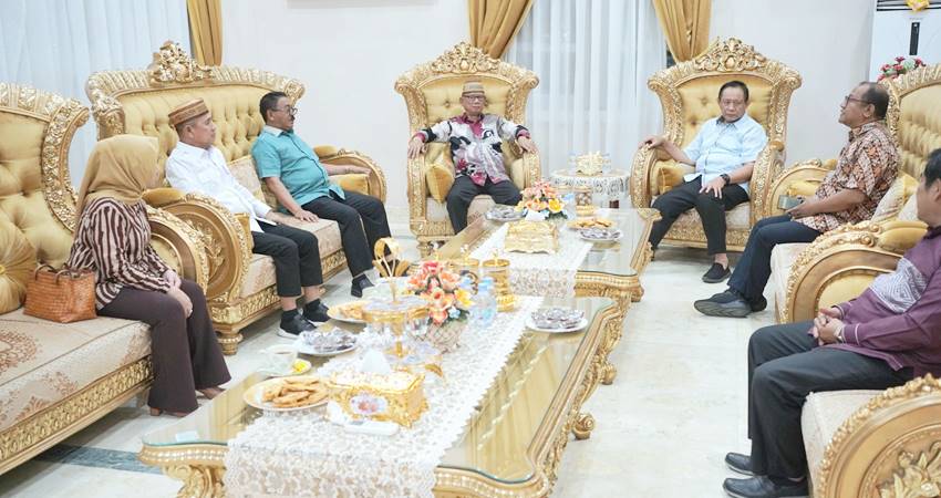 SEGERA KIRIM NAMA : Gubernur Gorontalo Gusnar Ismail bersama para bupati s Gorontalo membahas usulan nama calon komisaris dan direksi wakil Gorontalo di BSG, Rabu (30/4). (foto : dok / pemprov)