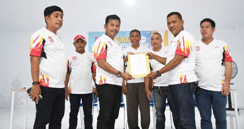 ketua Faisal Yunus menerima amanah yang dipercayakannya untuk memimpin PBVsi Bonbol. (Foto istimewa)