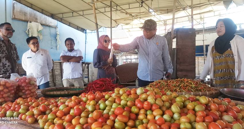 Aleg Faisal Mohie berbincang dengan penjual Barito dipasar Kamis Tapa belum lama ini. (Foto Caisar/GP)
