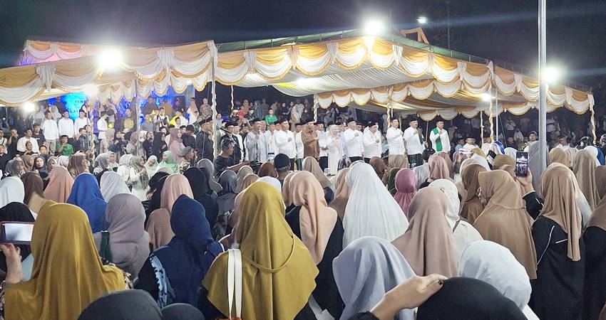 KESELAMATAN BANGSA - Ribuan umat muslim Gorontalo larut dalam Istighosah dan Doa Bersama, yang berlangsung di lapangan Taruna Remaja Kota Gorontalo, Kamis (22/5) malam. (foto : Novi / mg / gorontalo post)