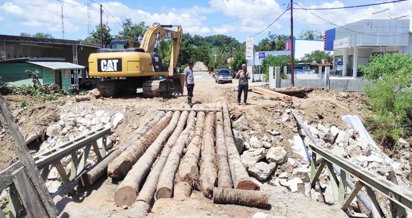 Jembatan di Desa Harapan Kecamatan Wonosari Kabupaten Boalemo yang putus akibat banjir bandang dan telah diperbaiki secara darurat menggunakan batang kelapa. Sabtu (3/5/2025) Foto: roy/Gorontalo Post)